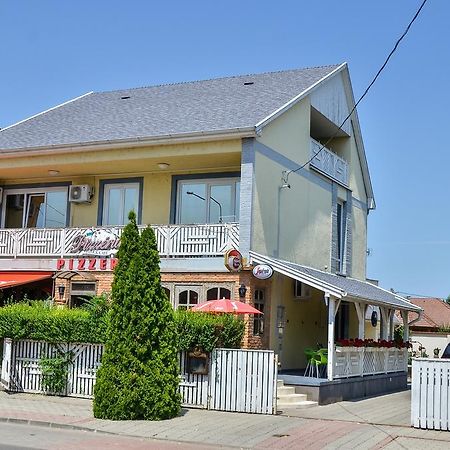 Clock Cafe Pizzeria Es Panzio Hotel Hajduszoboszlo Luaran gambar