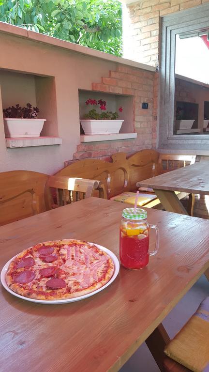 Clock Cafe Pizzeria Es Panzio Hotel Hajduszoboszlo Luaran gambar