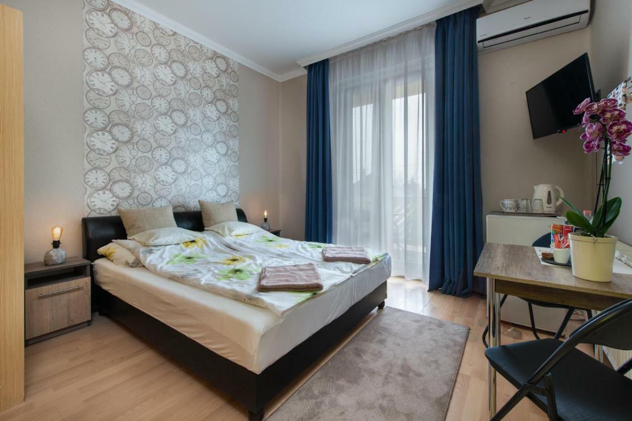 Clock Cafe Pizzeria Es Panzio Hotel Hajduszoboszlo Luaran gambar